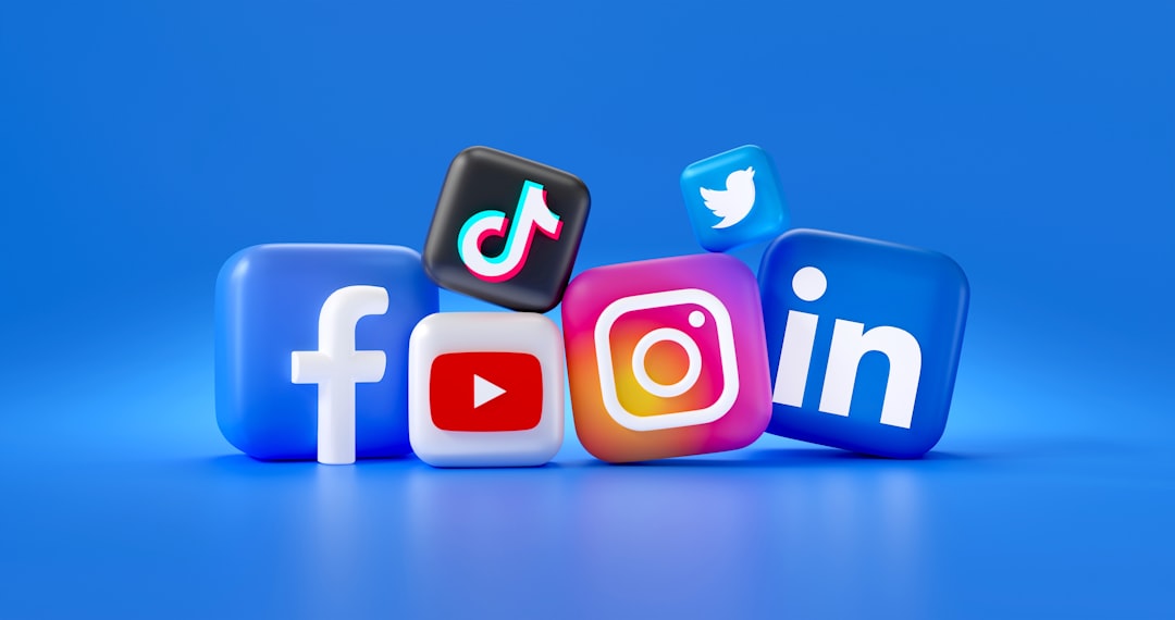 Photo by Mariia Shalabaieva Een groep verschillende logo's op sociale media